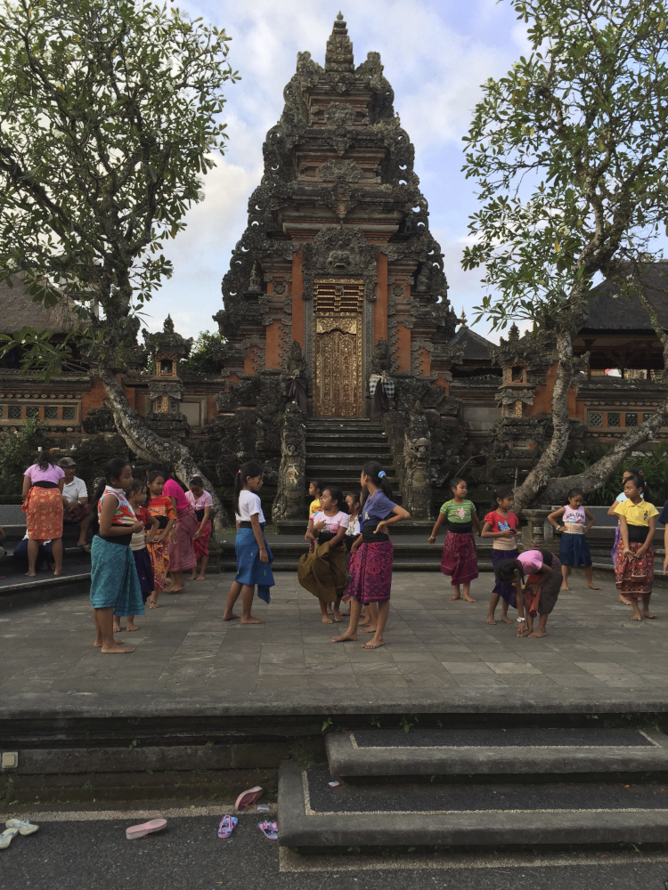 Temple Saraswati - jeunes danseuses - Bali