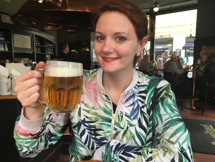 Pause bière dans un bar de Prague - Santé !