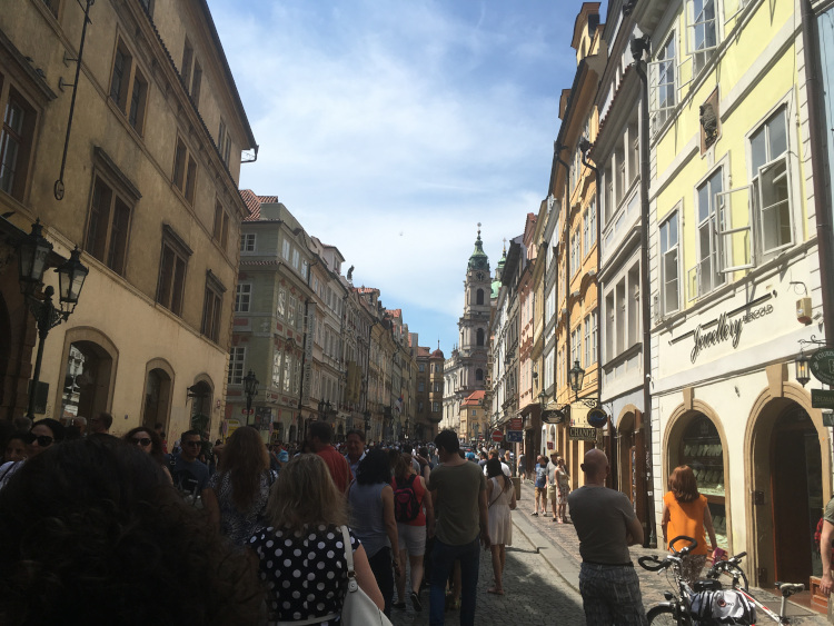 Rue allant vers le château