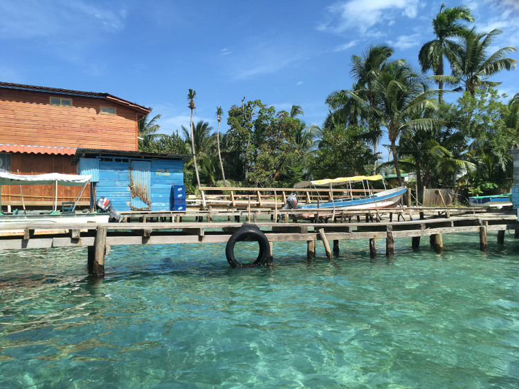 Bateau à quai - Bocas