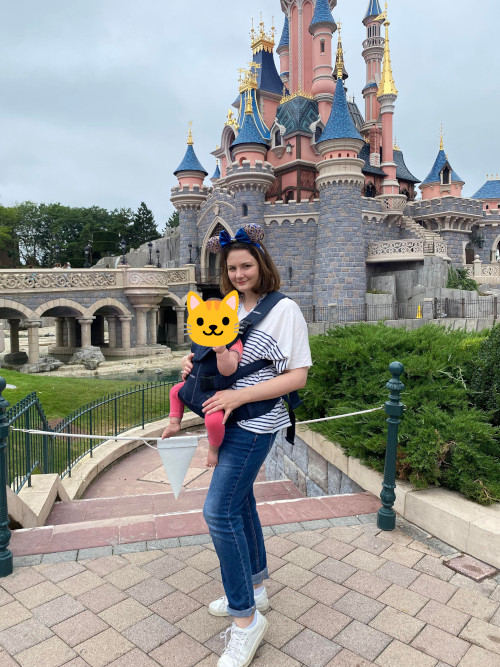 Le porte-bébé, un allié de taille lors d'une journée à DIsneyland Paris !