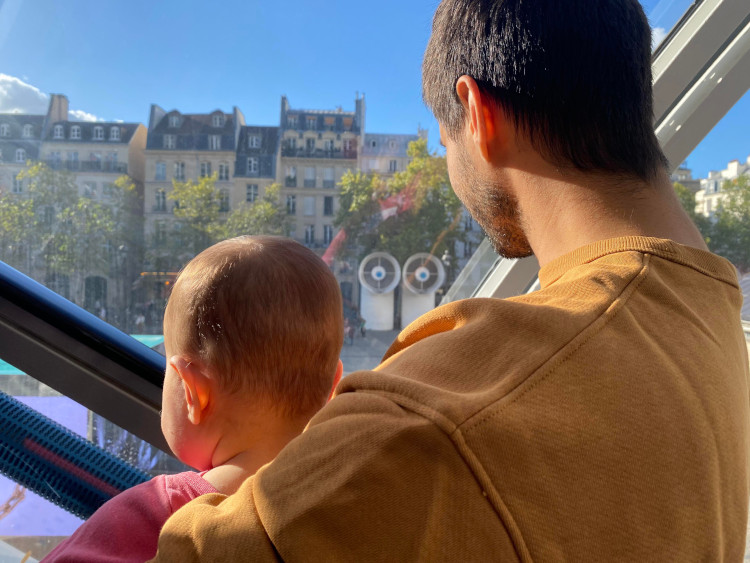 Esmée et Raphaël dans les escalators