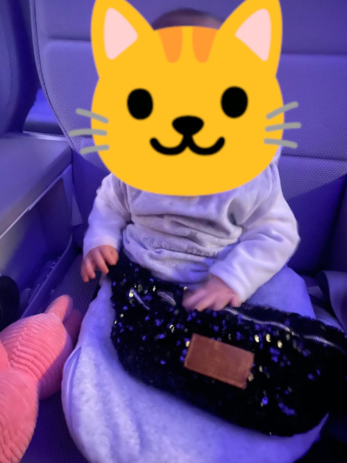 Esmée dans l'avion