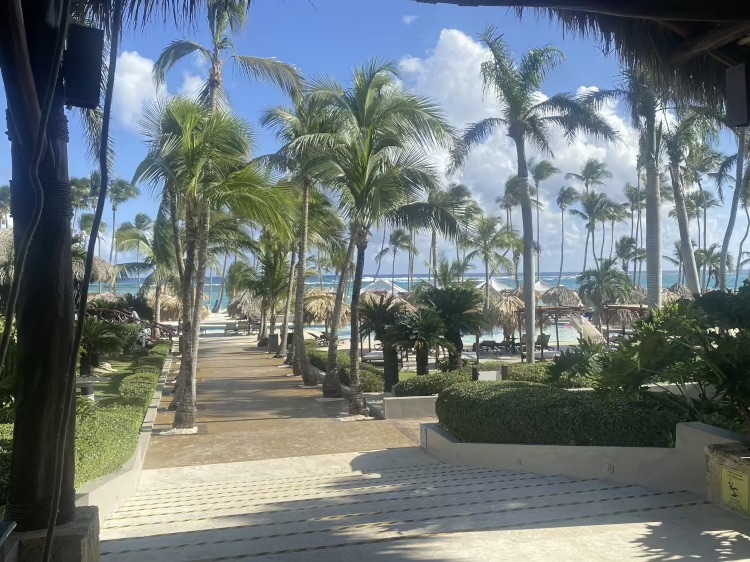 Hall - vue sur piscine et plage